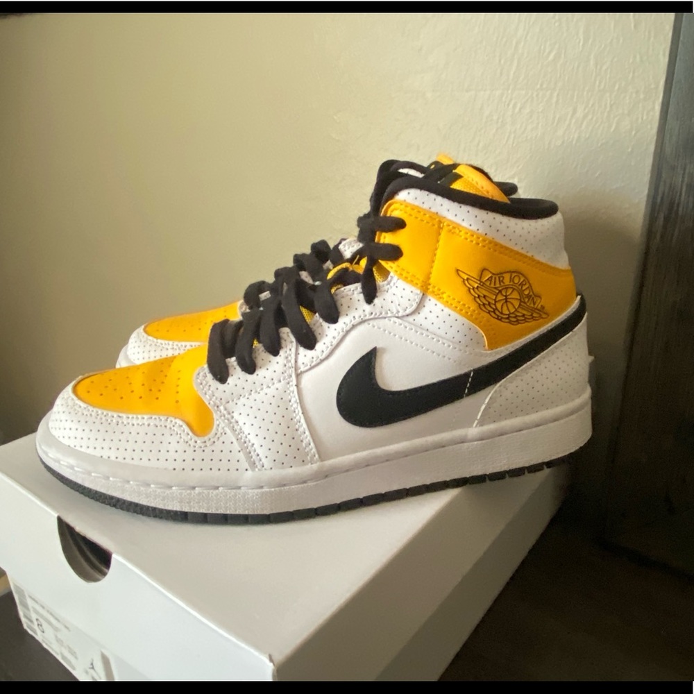 Womens Jordan 1’s I rarely worn LEAVE OFFERS!!!!!!